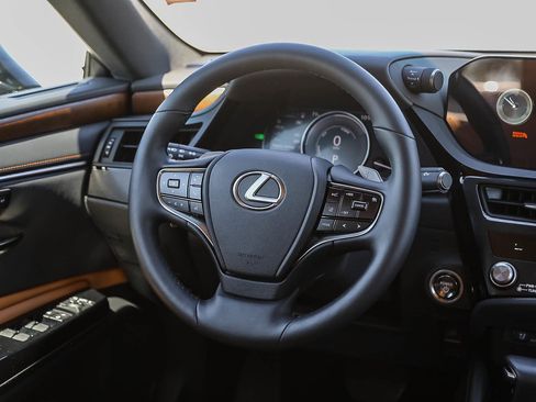 Used 2025 Lexus ES 300h 300h w/ Premium Package image 15