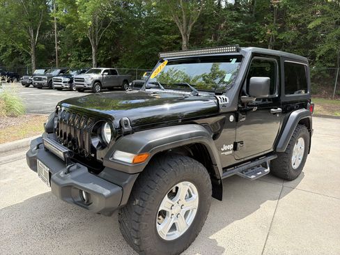 Used 2019 Jeep Wrangler Sport AWD/4WD image 3