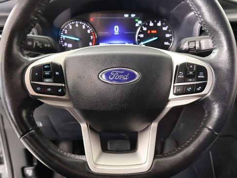 Used 2023 Ford Explorer XLT image 3