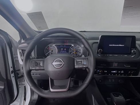 Used 2025 Nissan Rogue SV w/ SV Premium Package FWD image 8