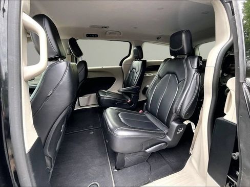 Used 2023 Chrysler Pacifica Touring-L FWD image 22