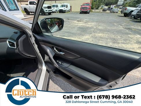 Used 2016 Nissan Rogue S FWD image 17