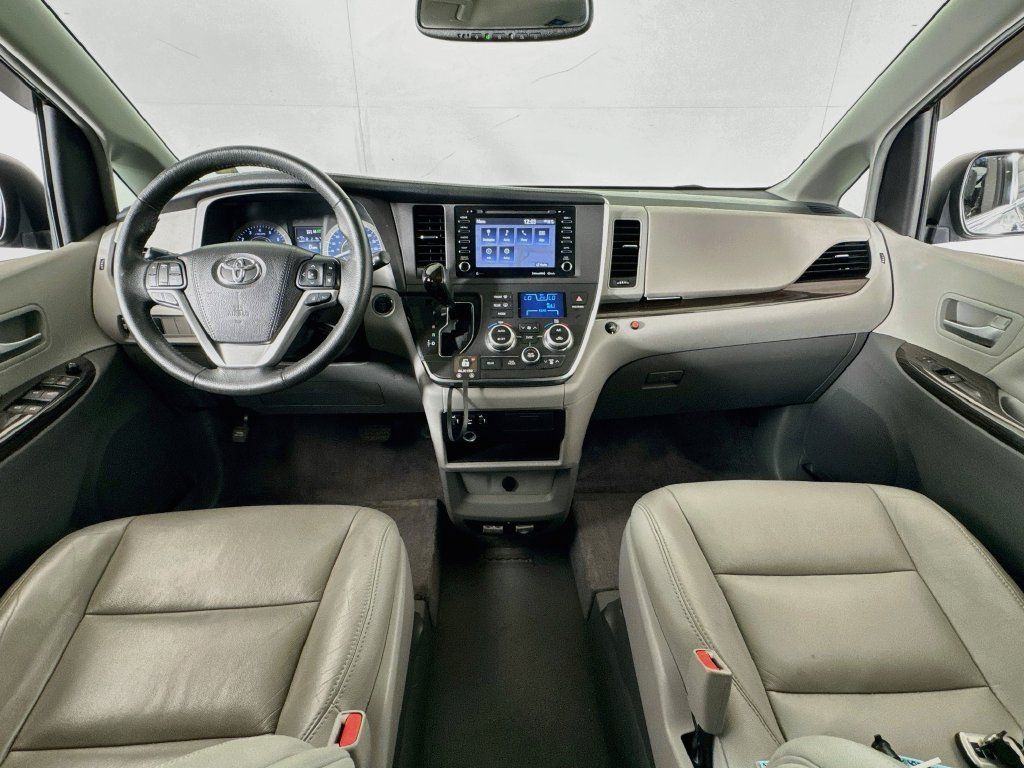 Used 2018 Toyota Sienna Limited FWD image 30