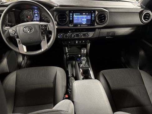 Used 2018 Toyota Tacoma TRD Off-Road AWD/4WD image 4
