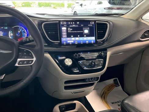 Used 2023 Chrysler Pacifica Touring-L FWD image 10