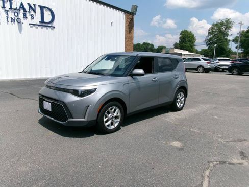 Used 2025 Kia Soul LX w/ LX Technology Package FWD image 2