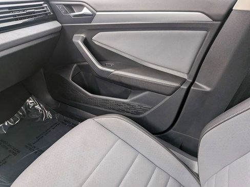Used 2025 Volkswagen Jetta SE FWD image 19