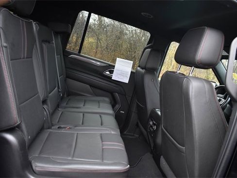Used 2022 Chevrolet Suburban RST w/ Sport Performance Package image 17