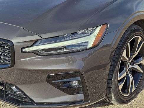 Certified 2024 Volvo S60 B5 Core image 11