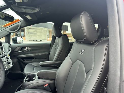New 2026 Chrysler Pacifica Select w/ S Appearance Package image 16