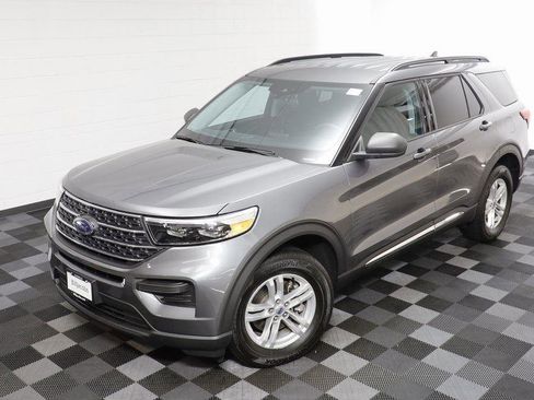 Used 2024 Ford Explorer XLT image 2