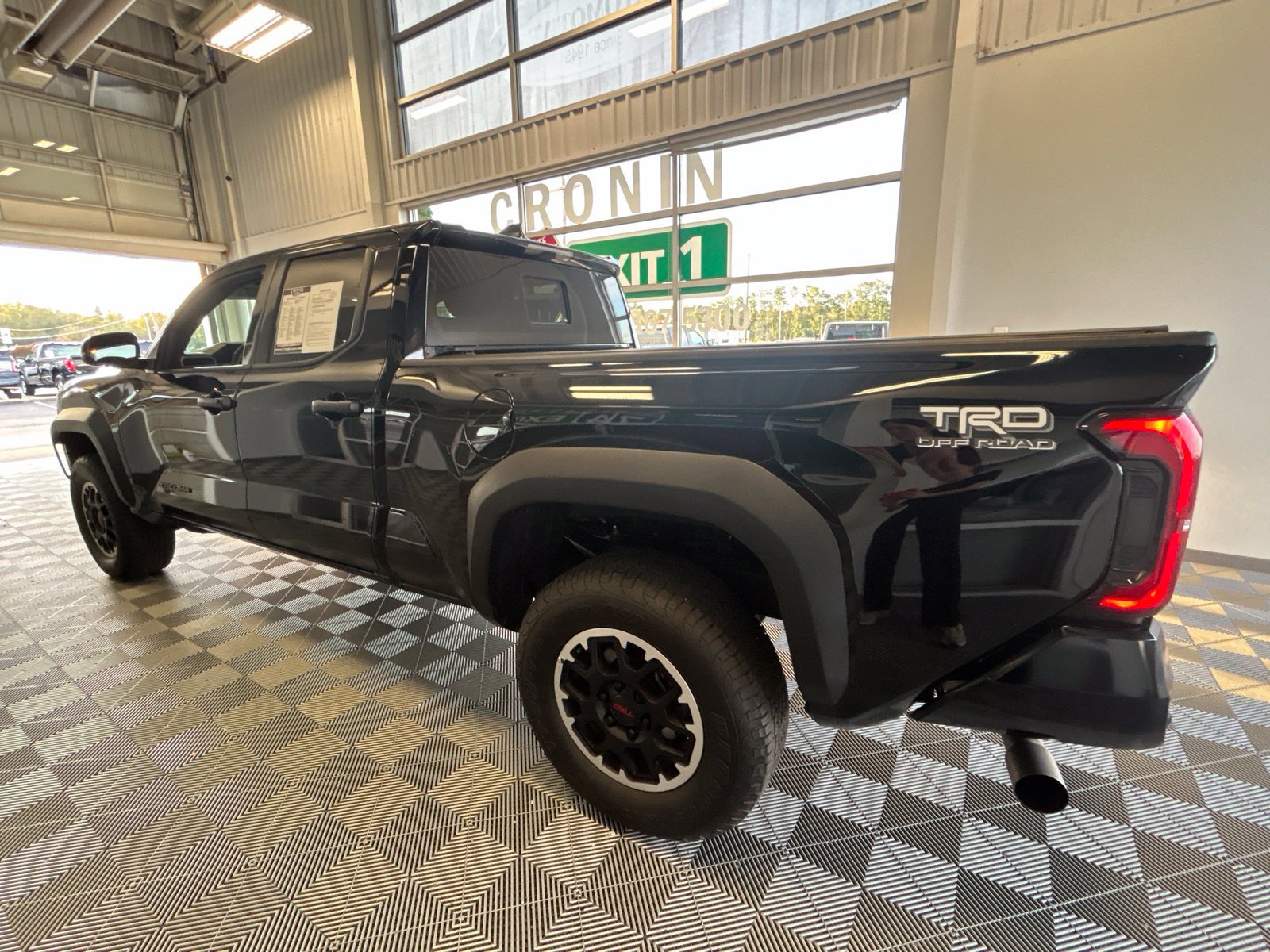 Used 2025 Toyota Tacoma TRD Off-Road w/ TRD Off Road Upgrade Package AWD/4WD image 4