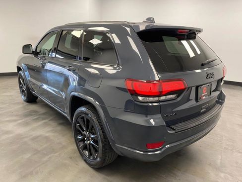 Used 2017 Jeep Grand Cherokee Altitude image 4
