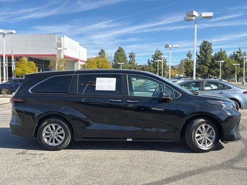 Used 2025 Toyota Sienna XLE image 3
