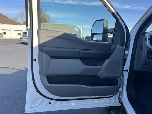 New 2026 Ford F350 XL w/ XL Chrome Package image 17