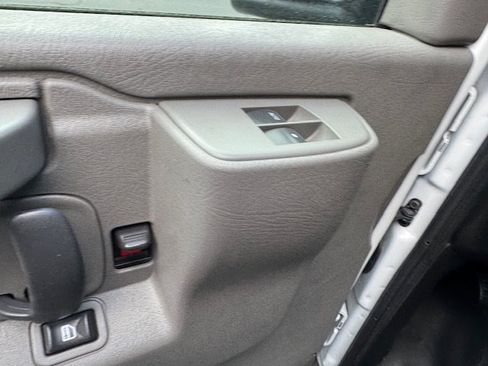 Used 2017 Chevrolet Express 3500 RWD image 19