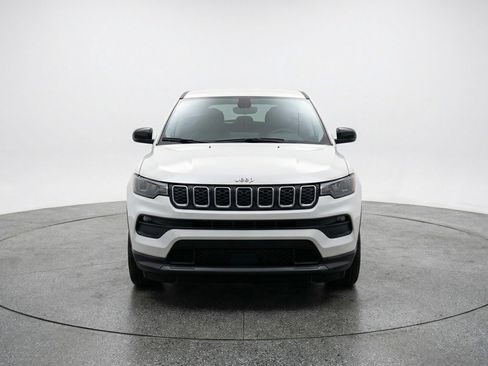 Used 2025 Jeep Compass Latitude AWD/4WD image 2