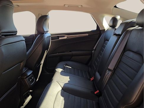 Used 2016 Ford Fusion SE w/ Equipment Group 202A image 9