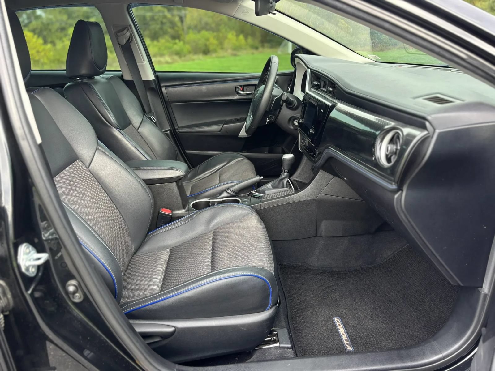 Used 2017 Toyota Corolla SE w/ Carpet Mat Package (TMS) FWD image 17