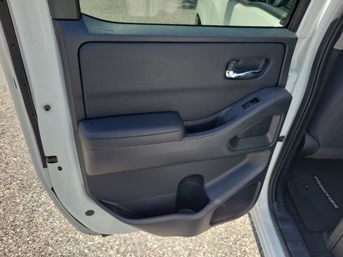 Used 2025 Nissan Frontier SV w/ SV Convenience Package RWD image 23