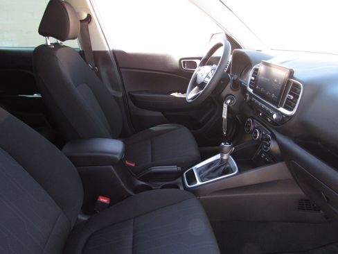 Used 2025 Hyundai Venue SE FWD image 8