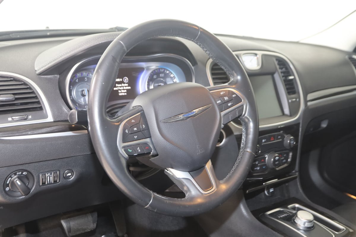 Used 2015 Chrysler 300 Limited RWD image 6