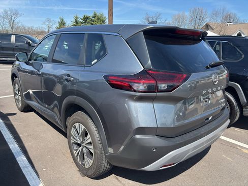 Used 2023 Nissan Rogue SV image 4