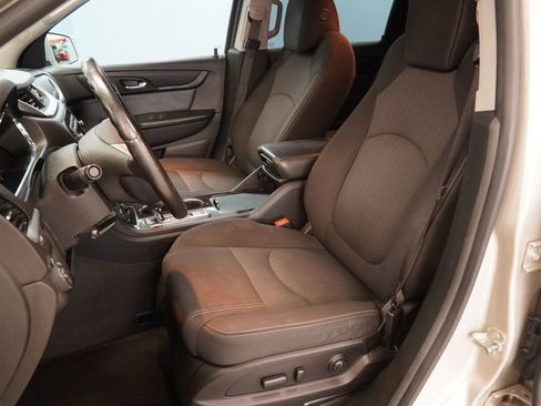 Used 2017 Chevrolet Traverse LT FWD image 3