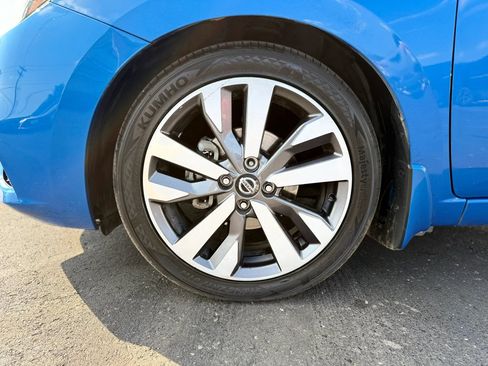 Used 2020 Nissan Versa SR FWD image 39