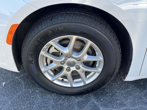 Used 2024 Chrysler Pacifica Touring-L image 9