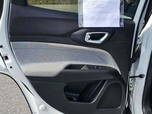 Used 2024 Jeep Compass Latitude image 17