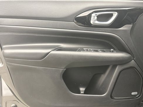 Used 2022 Jeep Compass Latitude w/ Sun and Sound Group AWD/4WD image 9