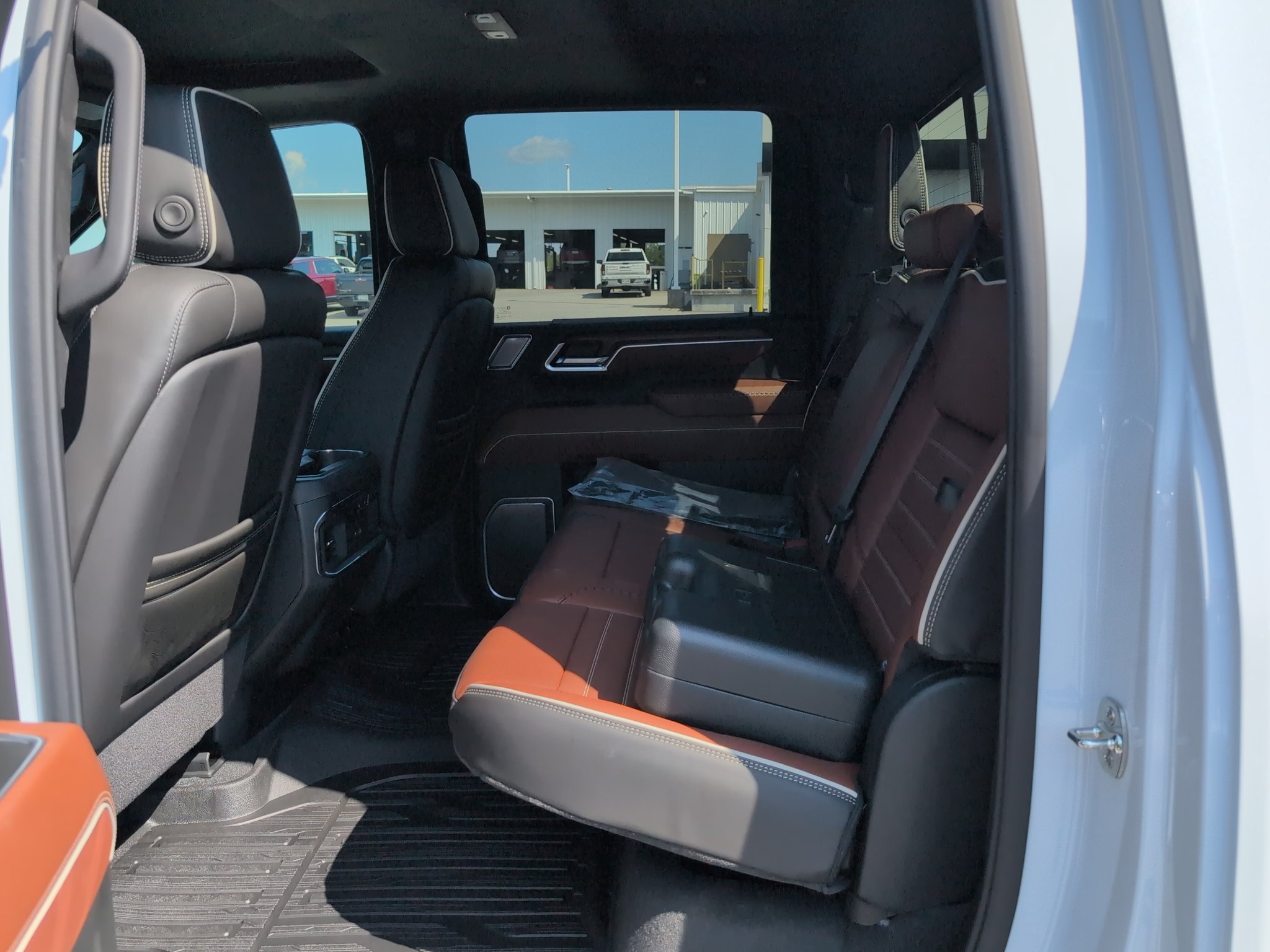 New 2026 GMC Sierra 3500 Denali Ultimate w/ LPO, Black Badging Package AWD/4WD image 31