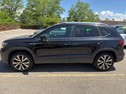Used 2024 Volkswagen Taos SE FWD image 3