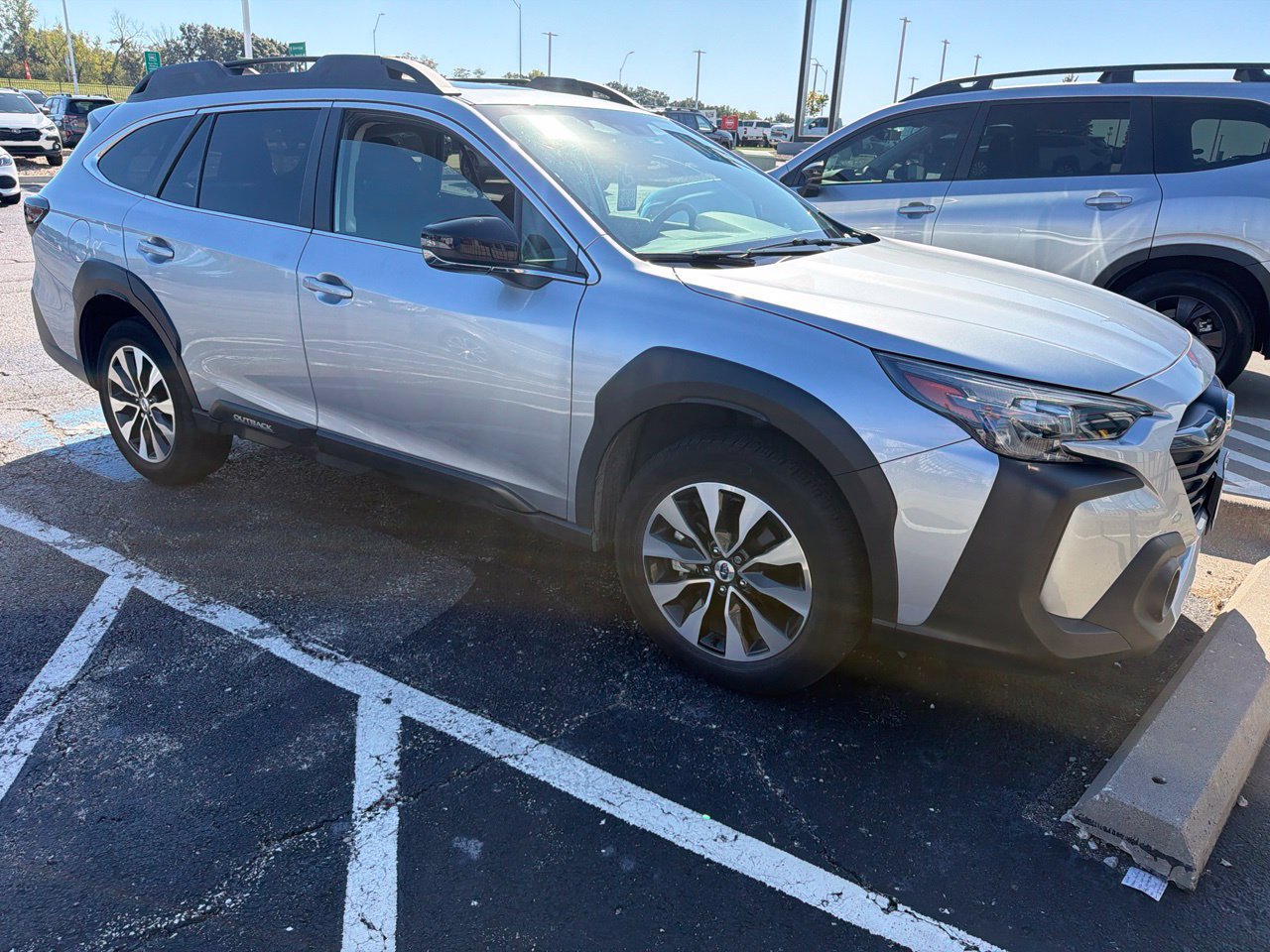 Used 2025 Subaru Outback Limited AWD/4WD image 2