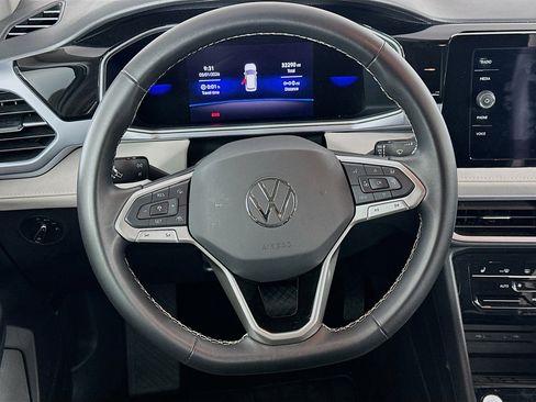 Used 2025 Volkswagen Taos SE FWD image 18