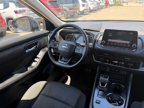 Used 2025 Nissan Rogue SV FWD image 36
