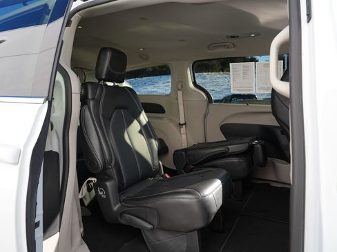 Used 2024 Chrysler Pacifica Touring-L image 28