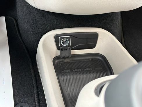 Used 2024 Chrysler Pacifica Touring-L FWD image 39