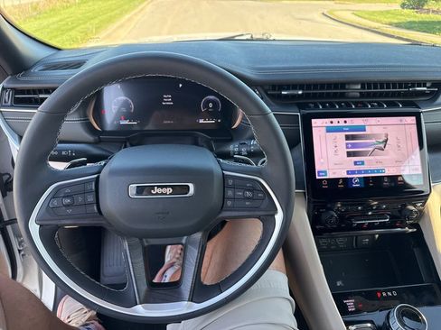 Used 2023 Jeep Grand Cherokee L Limited w/ Luxury Tech Group II image 7