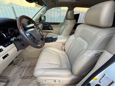 Used 2016 Lexus LX 570 4WD w/ Luxury Package image 17