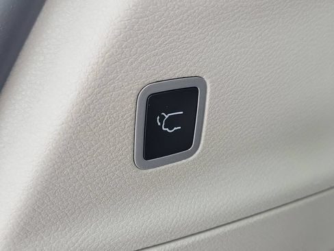 Certified 2024 Chrysler Pacifica Touring-L FWD image 9