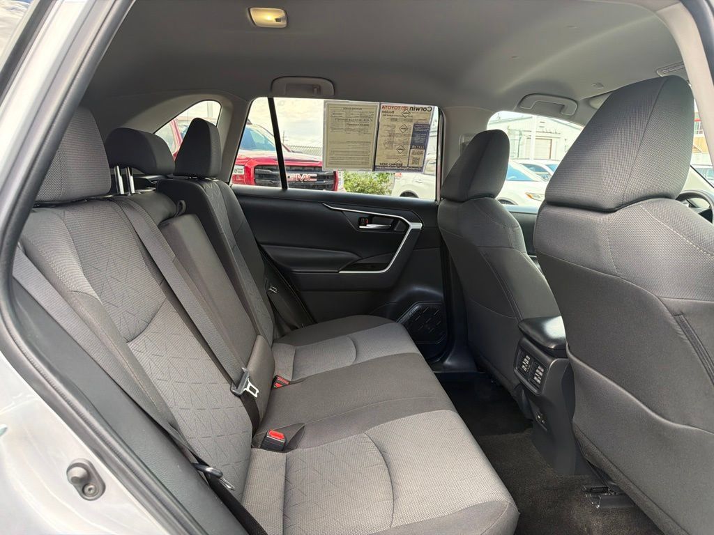 Used 2025 Toyota RAV4 XLE AWD/4WD image 14