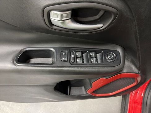 Used 2017 Jeep Renegade Trailhawk w/ Premium Trailhawk Package image 16