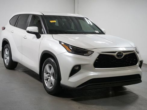 Certified 2024 Toyota Highlander LE image 3