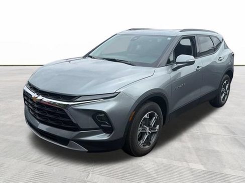 Used 2025 Chevrolet Blazer LT w/ Sound & Technology Package FWD image 3
