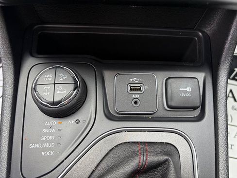 Used 2019 Jeep Cherokee Trailhawk w/ Comfort/Convenience Group AWD/4WD image 30