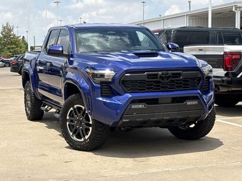 Used 2025 Toyota Tacoma TRD Sport AWD/4WD image 2