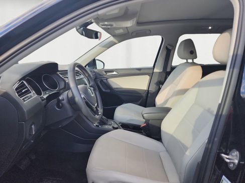 Used 2021 Volkswagen Tiguan SE w/ Panoramic Sunroof Package image 9