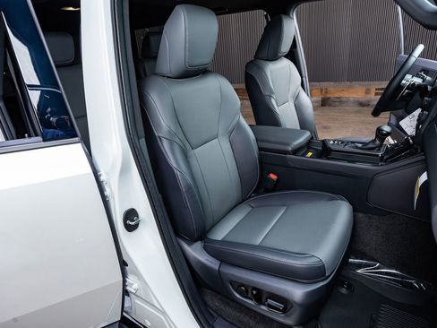 Used 2025 Lexus GX 550 w/ Accessory Package (Z1) image 31